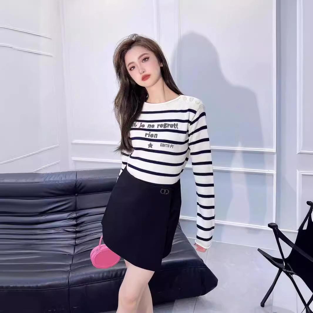 

Женский шерстяной свитер на одно плечо в черно-белую полоску с пайеточной надписью Medium