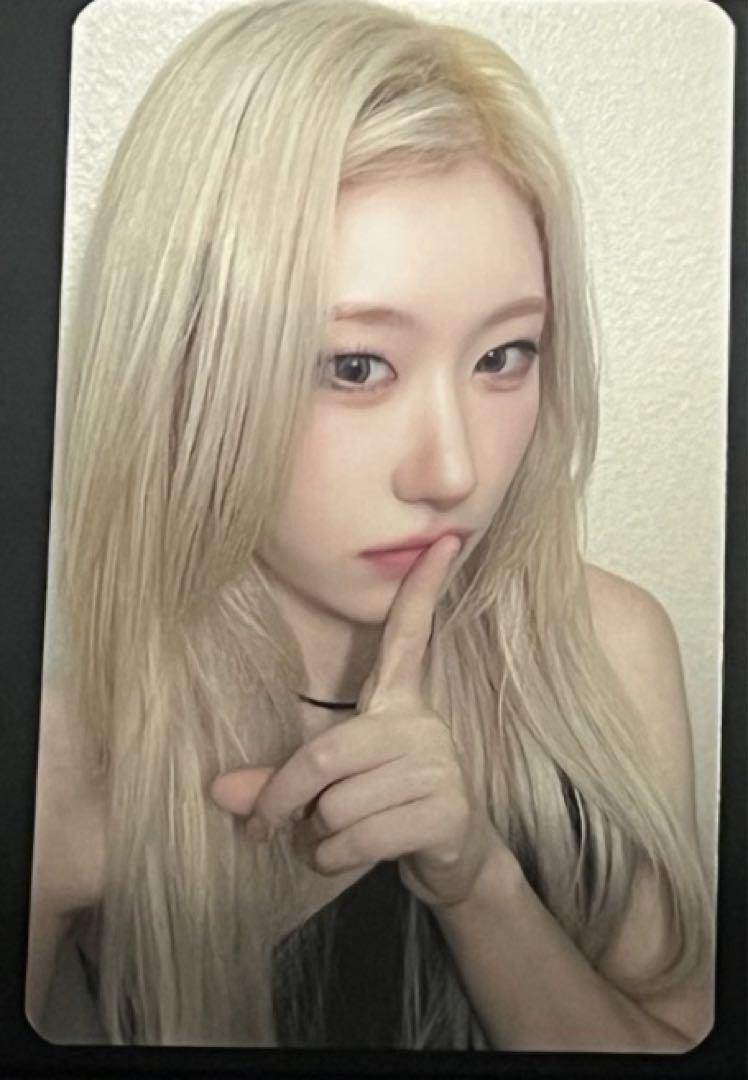 

[USED] ITZY Chaeryeong Gold Makestar China Shanghai Winner 50 Limited Edition Trading Card