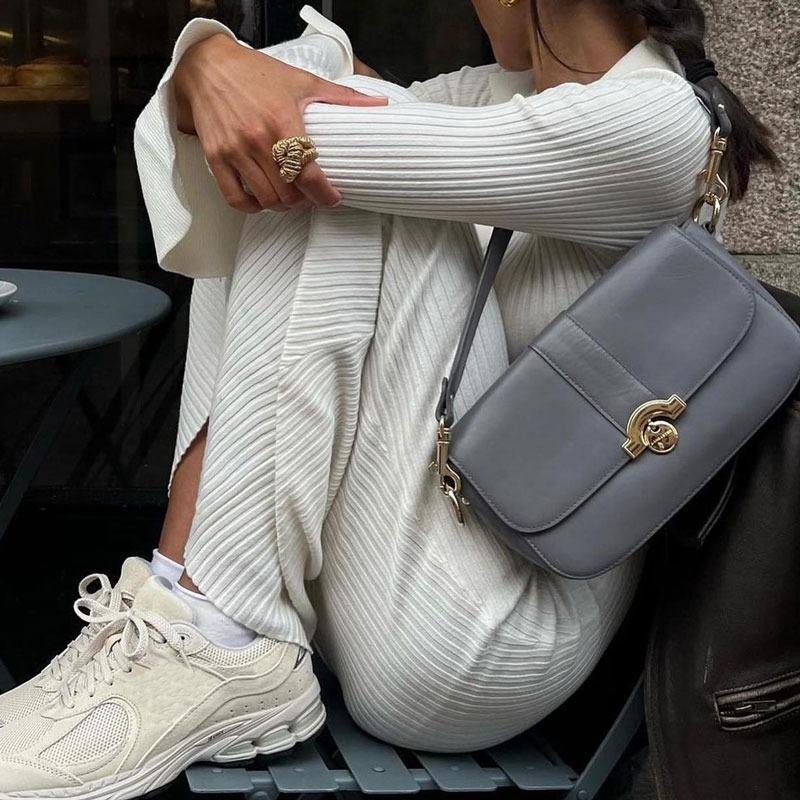 Vit stickad klänning med hög midja Mode kvinnor Ribbslagsslag Höst 2023 Smal Elegant Lång Klänning Casual Stickad Solid Festklänning