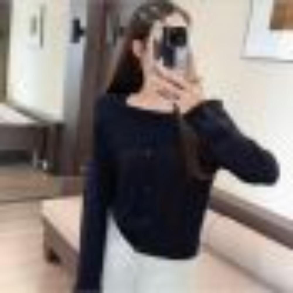 A Stylish One-shoulder Knitted Sweater for Women In Autumn and Winter, A Slimming and Form-fitting Base Layer, A Unique and Distinctive Top