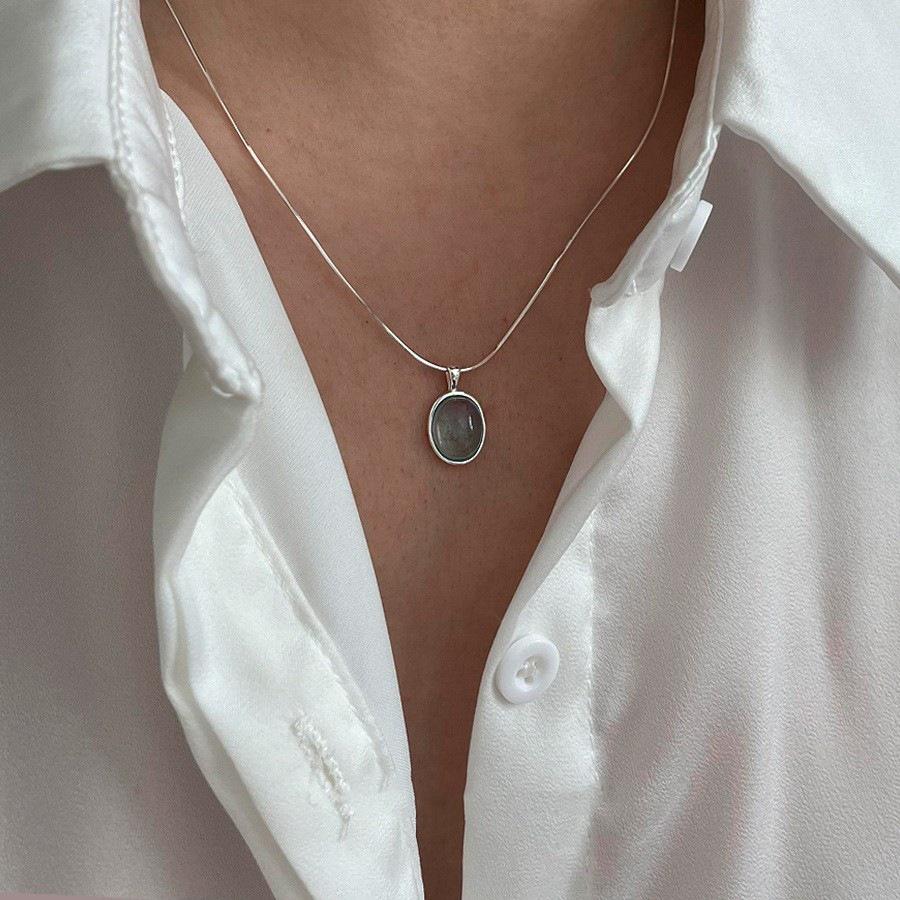 Elegant Blue Oval Zircon Necklace for Women - Simple, Fashionable, and Versatile Clavicle Chain.