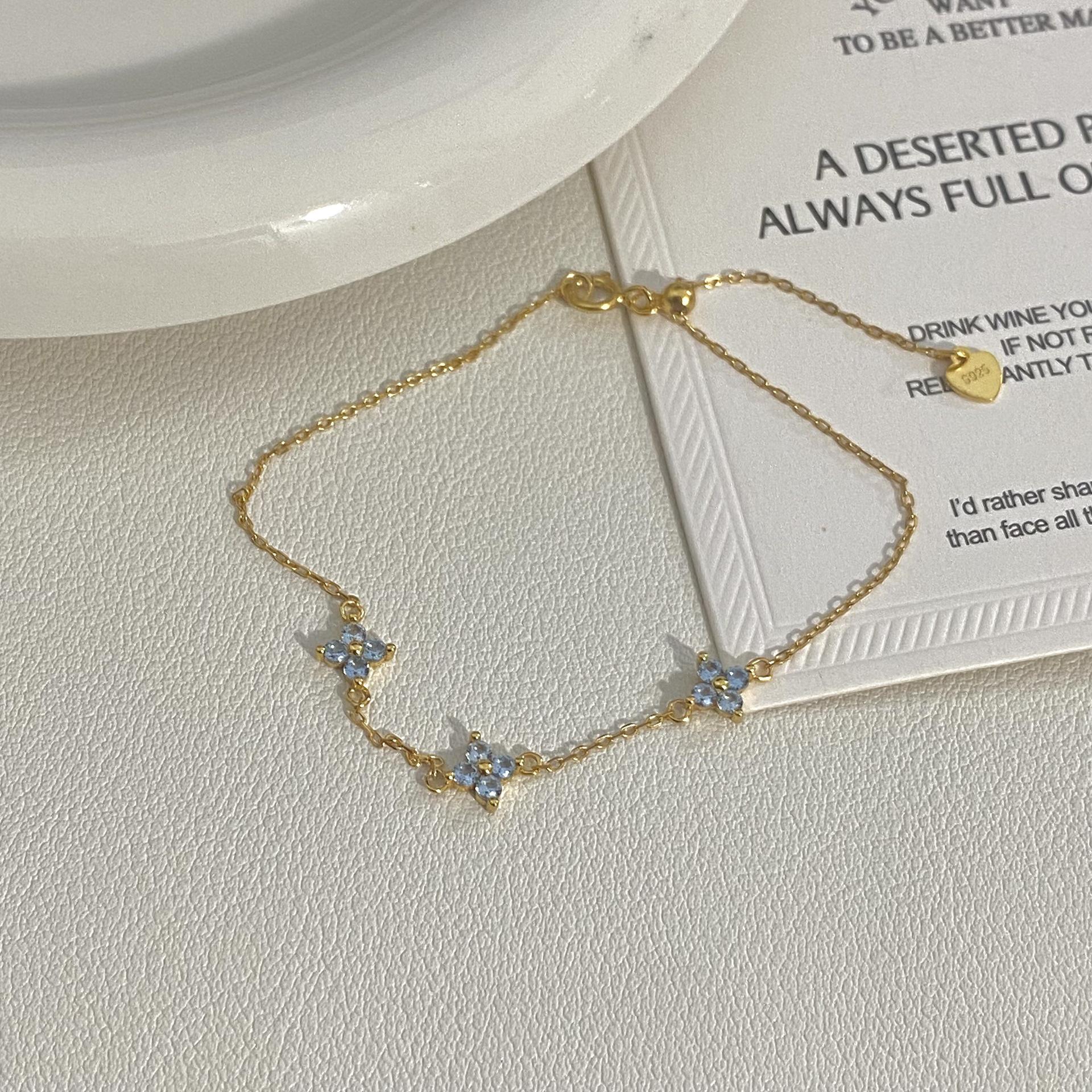 

Браслет из стерлингового серебра с покрытием из 18-каратного золота, с французскими синими цветами и четырехлистным клевером - Романтичное и роскошное женское украшение. 925 Silver