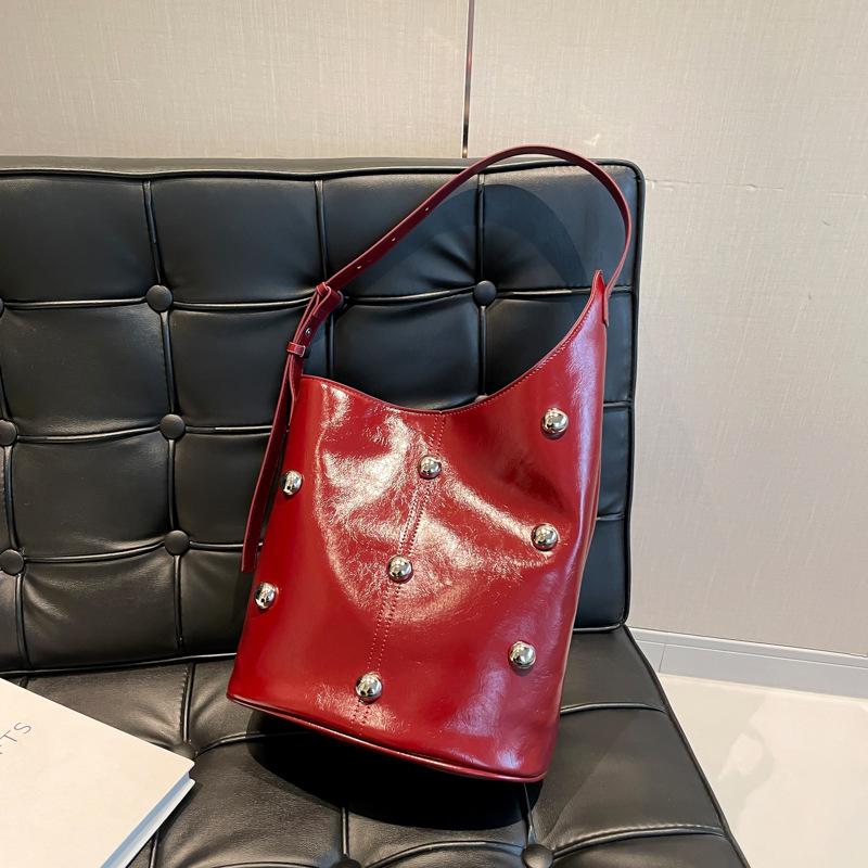 

Small Niche Design Shoulder Bag Women s Bag New Large Capacity Temperament Versatile Bucket Bag Motorcycle Wind Rivet Armpit червоний