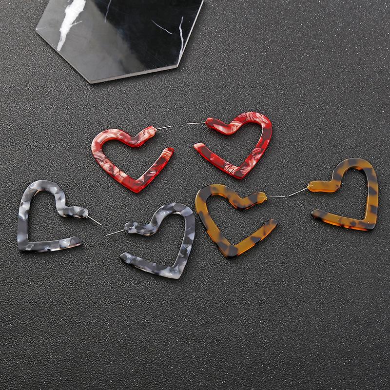 European, American, Japanese, and Korean fashionable leopard print earrings acrylic sweet and sexy heart-shaped earrings