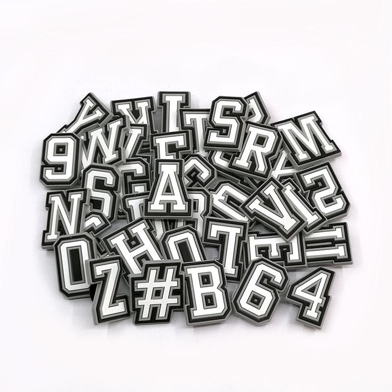 Schwarz & Weiß Buchstaben Clog Schuhschnalle Blumen: PVC Weichgummi Schuhzubehör