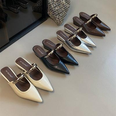 Draußen tragen 2025 Frühling und Sommer neue Retro coole Slipper Damen Nische High-End spitz Metall Schnalle Tasche Kopf Keilabsatz Slipper