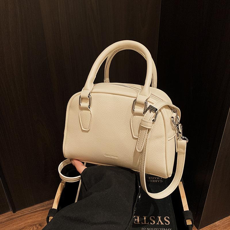 Premium portable small bag women's new fashion shoulder bag commuter messenger bag