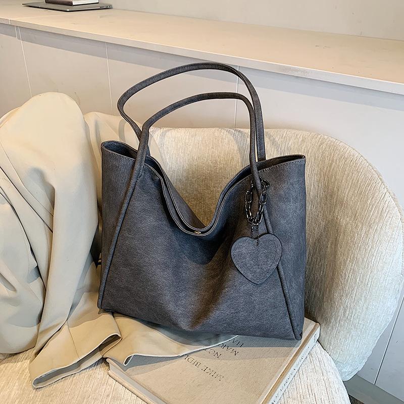 

Сумка большой вместимости женская новая осенне-зимняя простая наплечная сумка с улучшенной текстурой повседневная сумка-тоут для поездок на работу чёрный