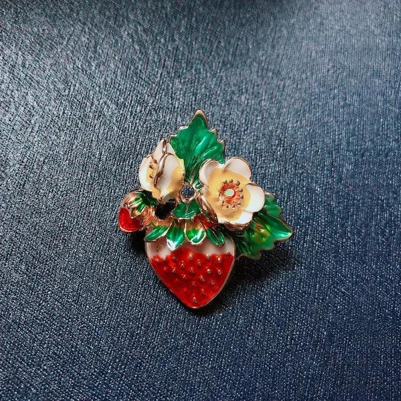 

New Arrival Charm Fashion Red Enamel Fruit Pearl Brooches for Women Cute Sweet Strawberry Flower Pins Jewelry Accessories Gift