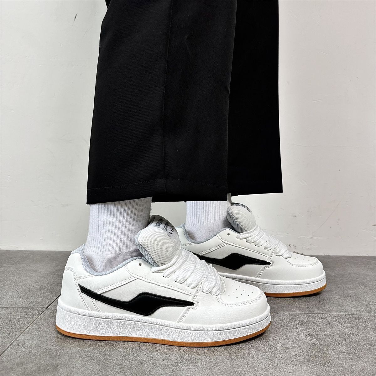 

Hong Kong style white bread shoes men s ins tide niche casual board shoes versatile 2024 new velvet white shoes 44 белый