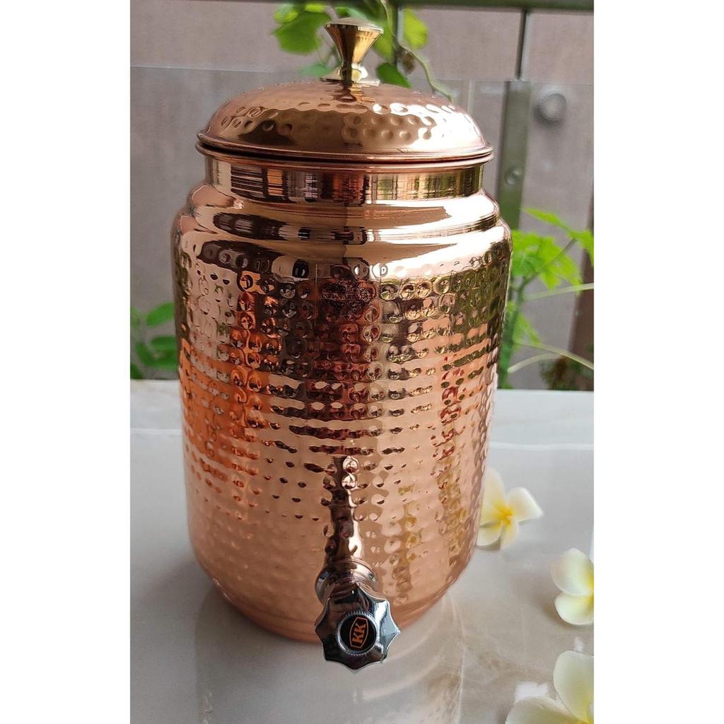 Vattenkruka/Dispenser/Behållare/Matka/Tank i ren koppar med hamrad design och utan skarvar med mässingsställ Volym- 5 liter