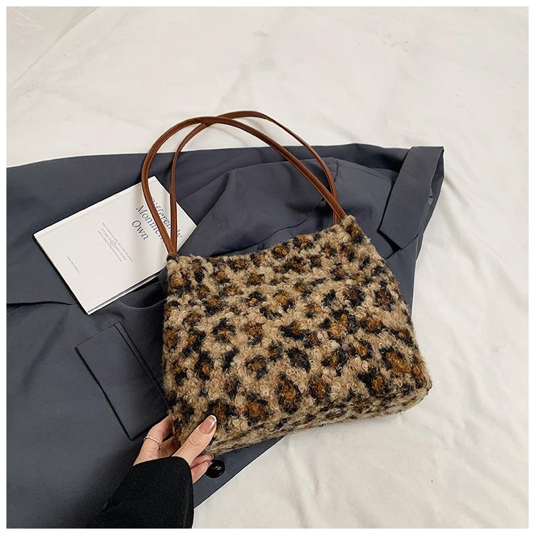 

Autumn and winter fluffy leopard print bag women s 2025 new fashion versatile shoulder bag premium plush bucket bag коричневый