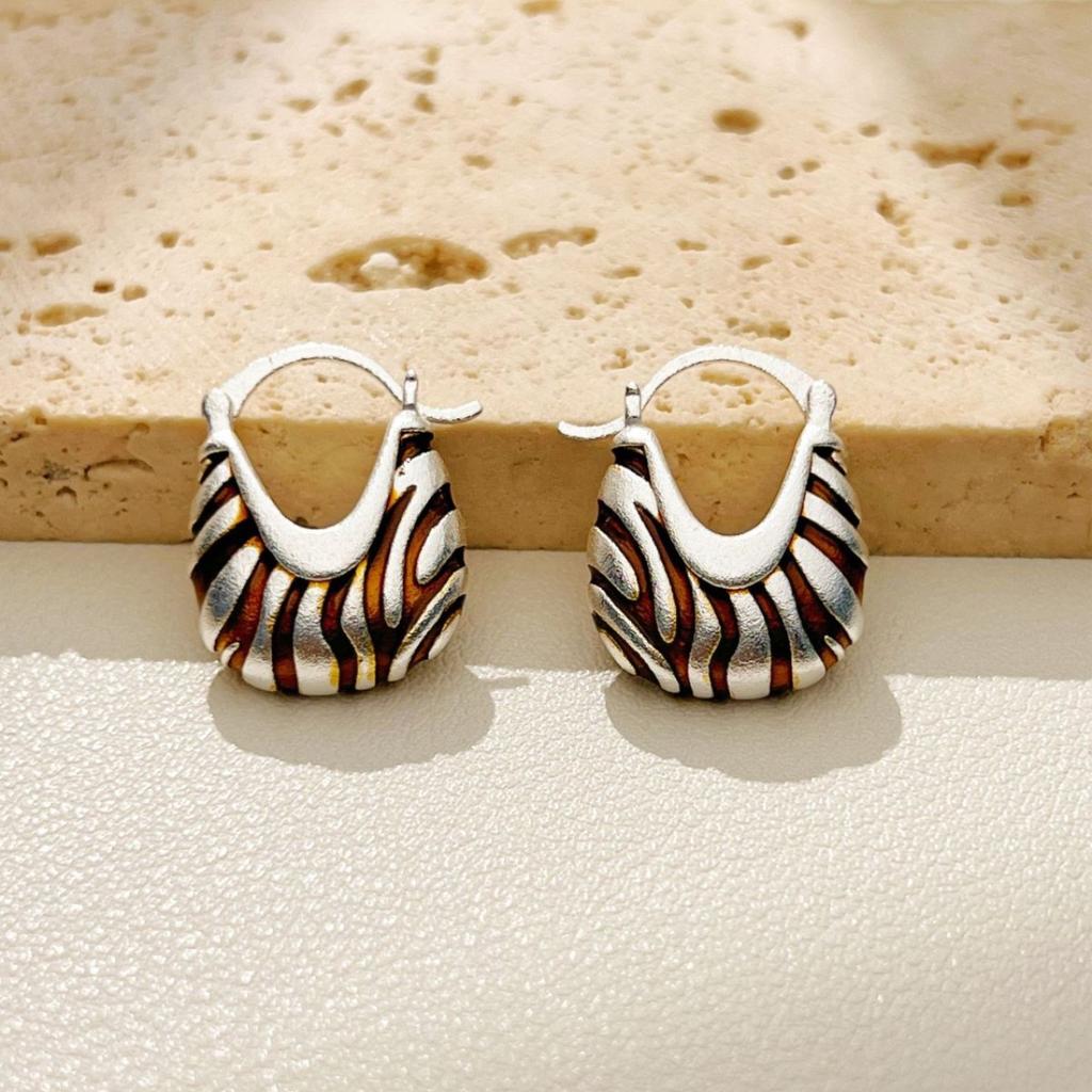 Women's Fashionable Ear Buckles with Gilded zebra Texture, High-end Basket Earrings, Versatile and Light Luxury Style
