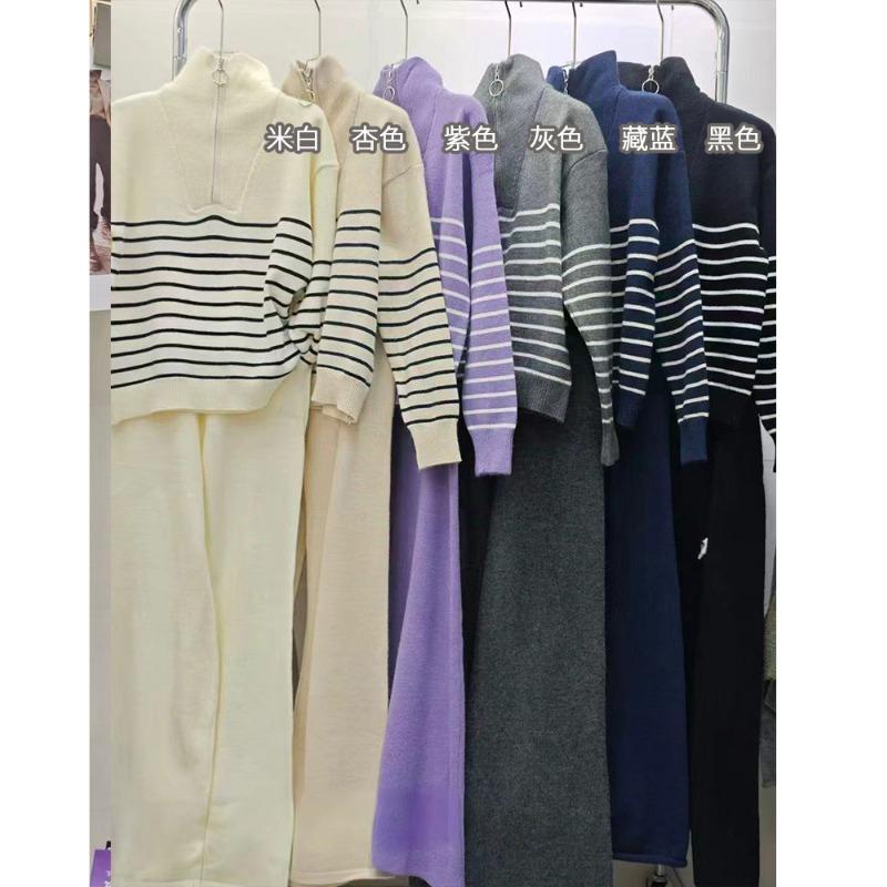 

Женский трикотажный костюм из двух предметов: свитер в полоску на молнии с отложным воротником и повседневные брюки широкого кроя. Новинка осенне-зимней моды. average size чёрный