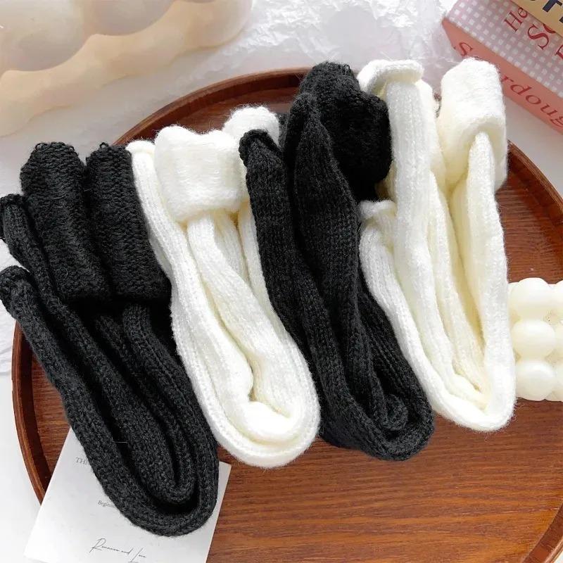Y2k Puños Negros Blancos de Punto Logo Metálico Japonés Calentador de Pierna de Calcetín de Invierno para Mujer Calidez Versátil para el Pie Nuevo