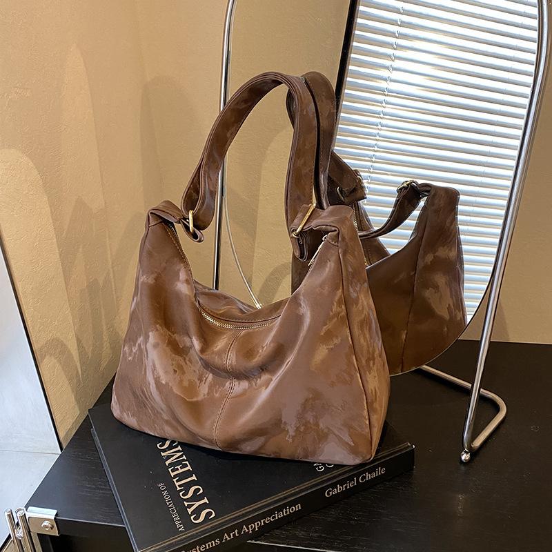 Fashion large-capacity bag women's 2025 autumn and winter new shoulder bag simple soft-sided commuter messenger pillow bag