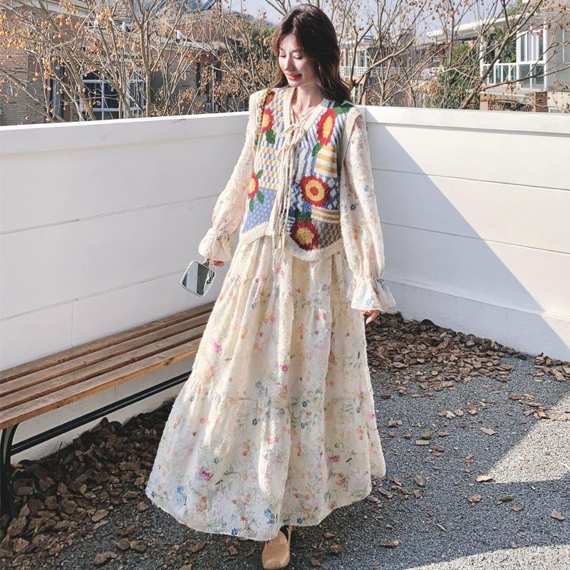 

Korean-Style Knitted Vest & Floral Skirt Set for Women – Spring 2025 Collection Small
