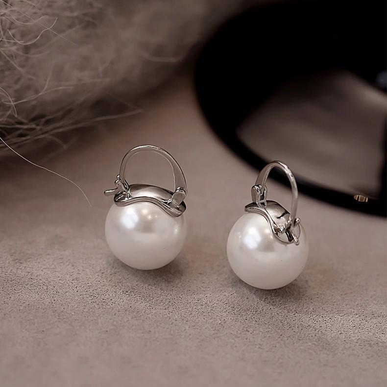 French High-End Australian South Sea Pearl Ear Cuffs: Luxury Women's Niche Design Socialite Earrings.
