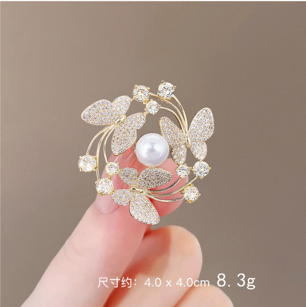 Modische Perlen-Schmetterling Strass Broschen für Damen Elegante Metall Befestigungs Kleider Pins Täglicher High-End Schmuck