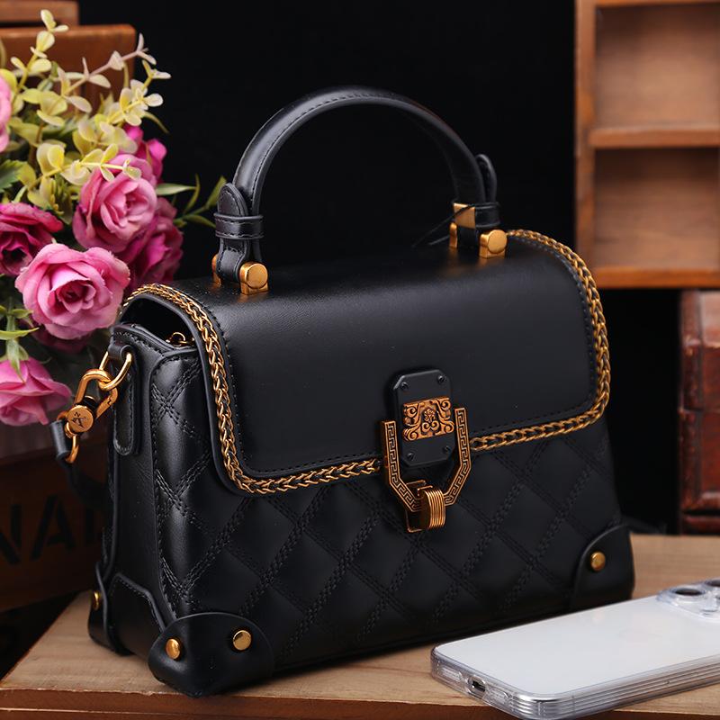 Leather Diamond-shaped Hand-held Small Bag, A Niche and High-end Single-shoulder Crossbody Small Square Bag for Autumn and Winter