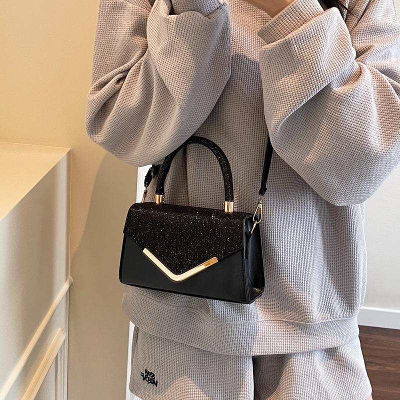 New fashionable and versatile simple and highend shoulder messenger bag trendy and popular niche design handbag
