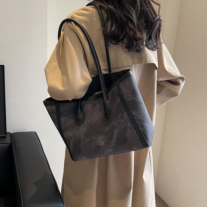 2023 New Stylish Large Capacity Tote Bag For Women Popular High-end Single Shoulder Bag чёрный