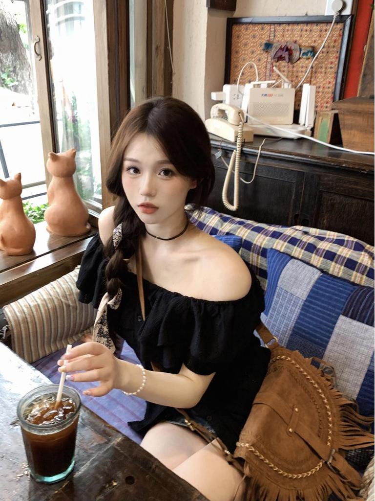 Damstor sommarblus med en axel: Figursmickrande, Unik design med slitsar, Trendig het tjej-look