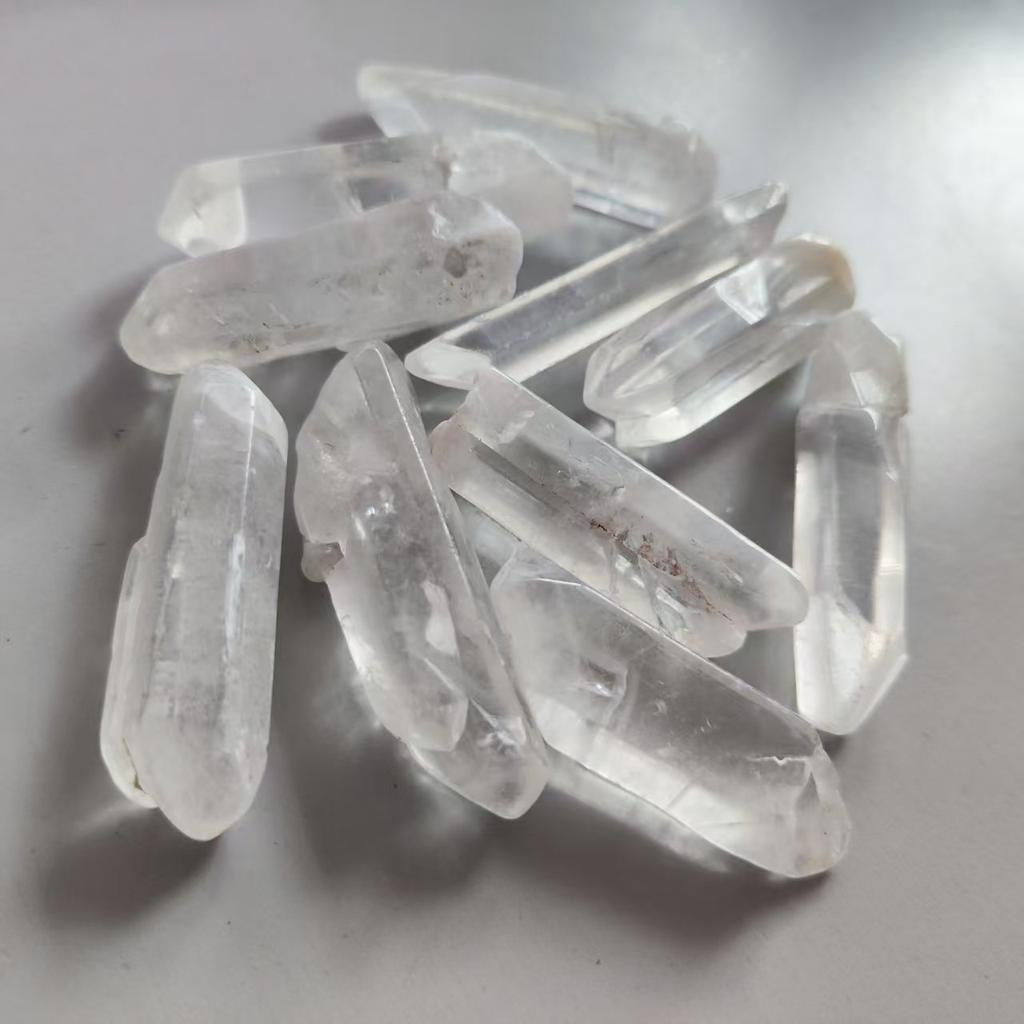 Natürlicher Weißer Kristallquarz Säule Bergkristall Cluster Klarer Quarz Spitze Heilstab Behandlung Heimdekoration Stein