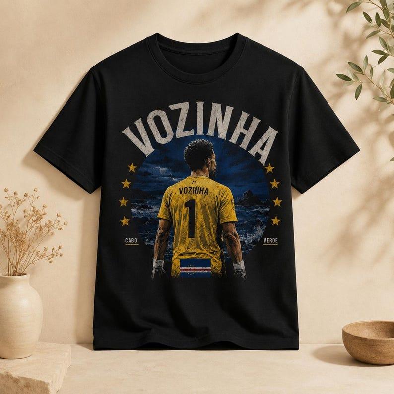 2026 Vozinha Ritratto Bianco e Nero Collage Riempire Lettera Vintage Cotone Lavato Vintage T-shirt Vozinha Capo Verde Cerchio Stella Bandiera Striscione Calcio T-shirt