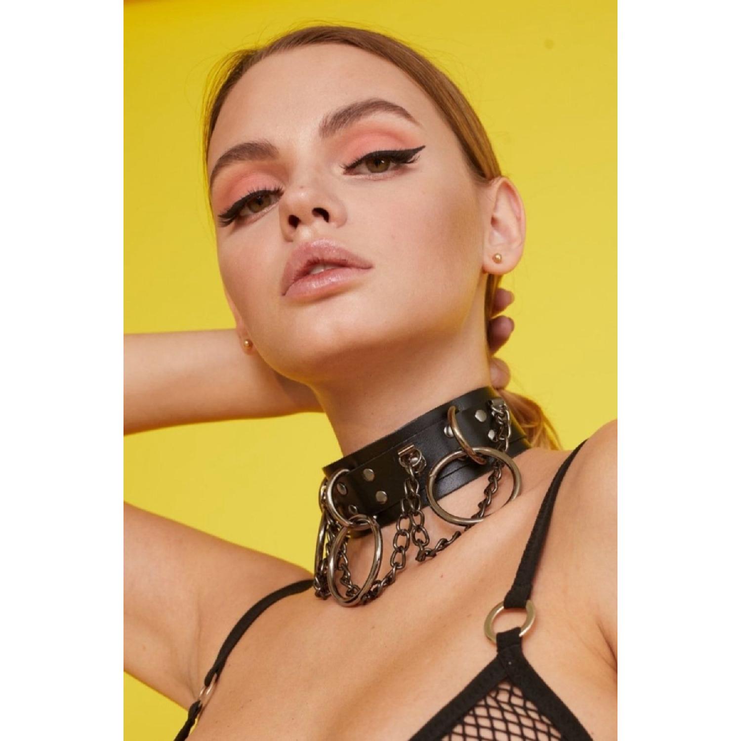 

Кожаное колье в широкую полоску с кольцом и цепочкой