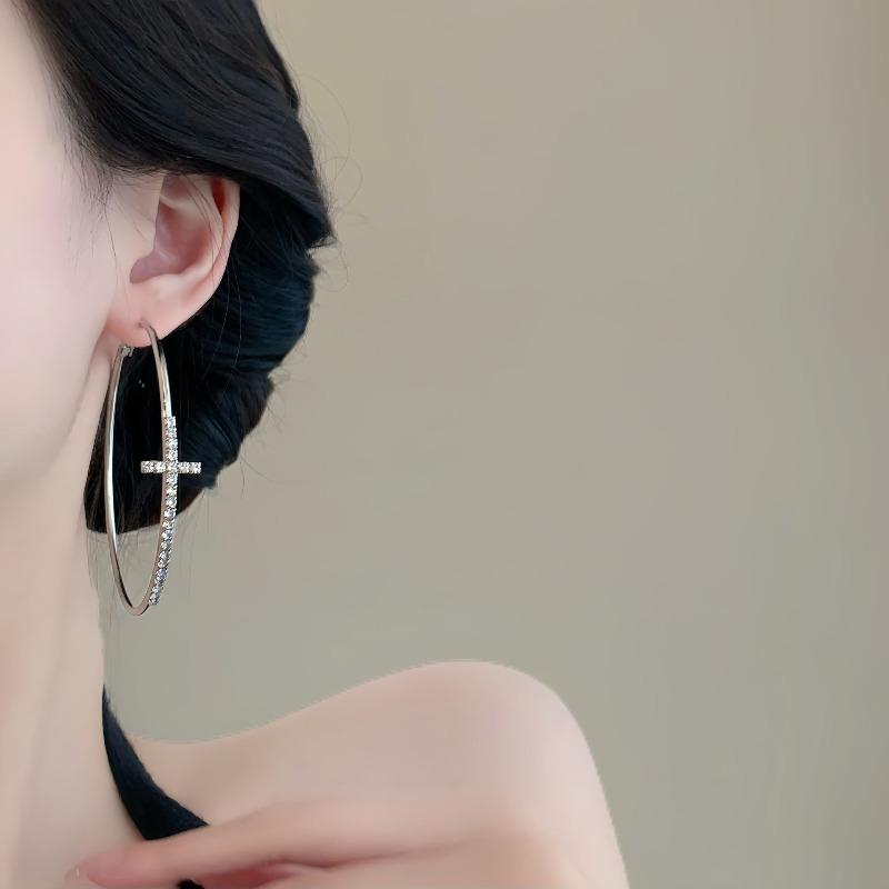 High-end Cross-shaped Earrings with Exaggerated Earlobes and Small Round Embellishments On The Earlobes.