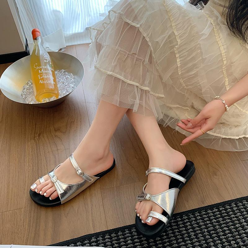 [sheii Su Yinyin] Small Buckle Drag~ Versatile Design Holiday Casual Flat-bottomed Slippers Women's Sandals Outside Summer Wear
