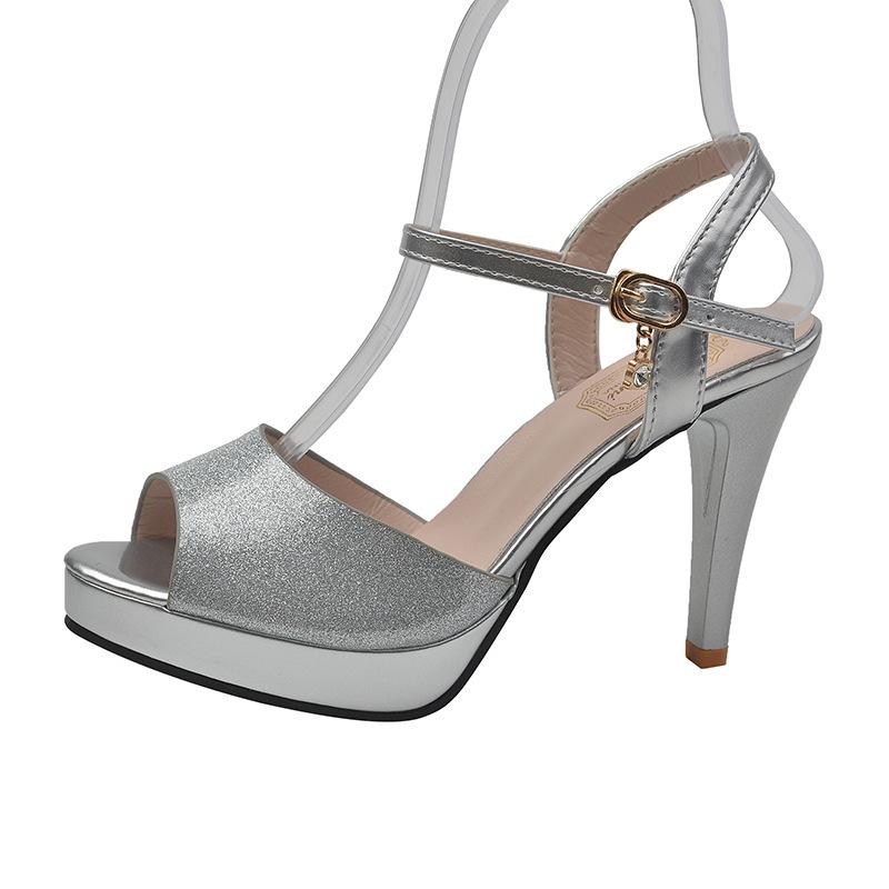

2024 новые модные сандалии женские односложные пряжки с пряжкой темперамент рыбий рот туфли водонепроницаемые стол фея стиль высокие каблуки 35 серебряный