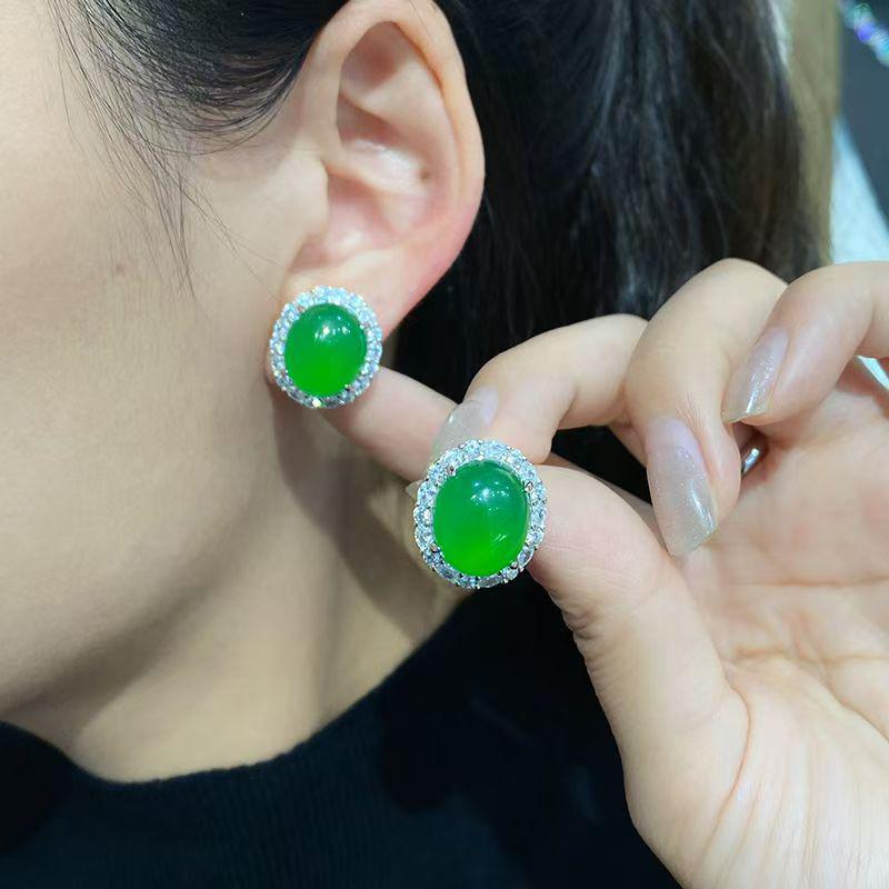 Elegant Green Oval Stud Earrings with Diamond Accents - Geometric Design, Exquisite Craftsmanship, Versatile Jewelry for Women.
