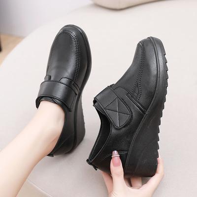 Zapatos de trabajo para personas de mediana edad y ancianos, zapatos para madres de mediana edad, cuero suave, nuevos zapatos de suela blanda con tacón de cuña, zapatos de mujer de tacón medio, zapatos individuales para mujer 2025