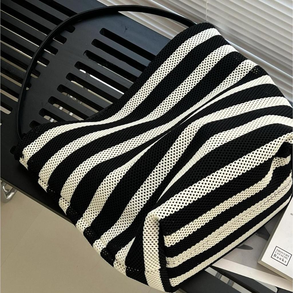 Black and white striped bucket bag women's large-capacity large bag leisure vacation beach bag versatile portable shoulder tote bag