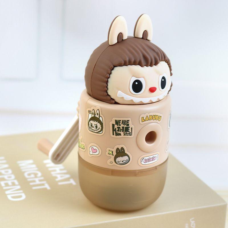 

Милая точилка для карандашей Labubu, Автоматическая подача грифеля, Точилка для карандашей с ручным приводом, Многофункциональный нож для вращения карандашей для учеников начальной школы coffee color