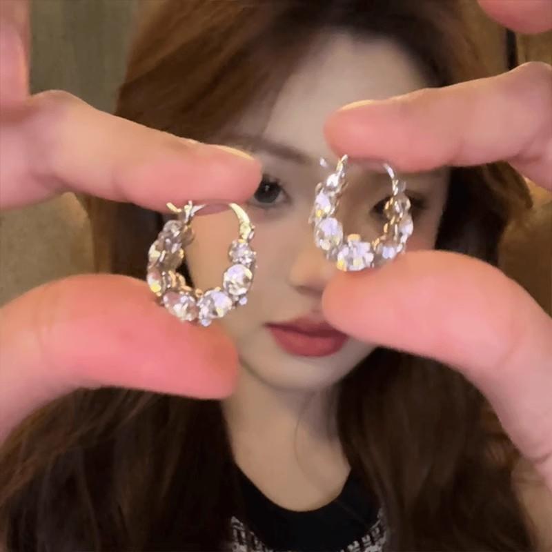 Minimalist and elegant, light luxury, high-end geometric earrings for women, popular vintage style ear accessories