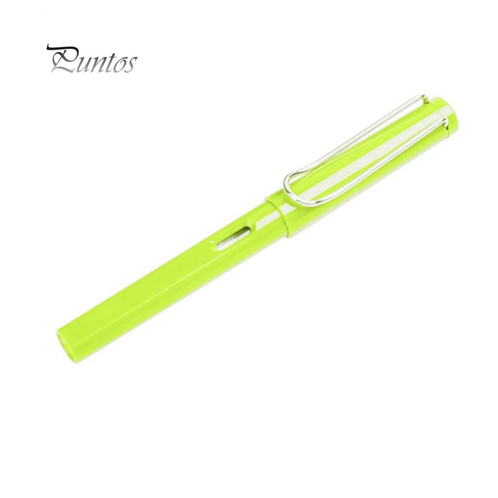 Módní studenti cvičí kaligrafii s plnicím perem s extra jemným hrotem pro hladké psaní