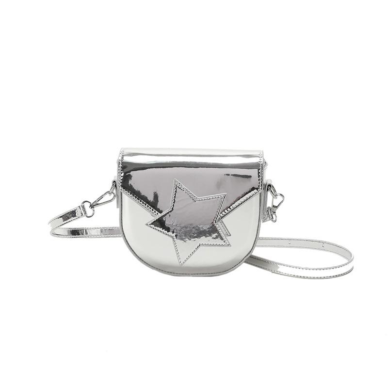 Le sac populaire de cette année nouveau 2025 couleur bonbon Mori style étranger à une épaule personnalité oblique femmes visage lumineux sac selle
