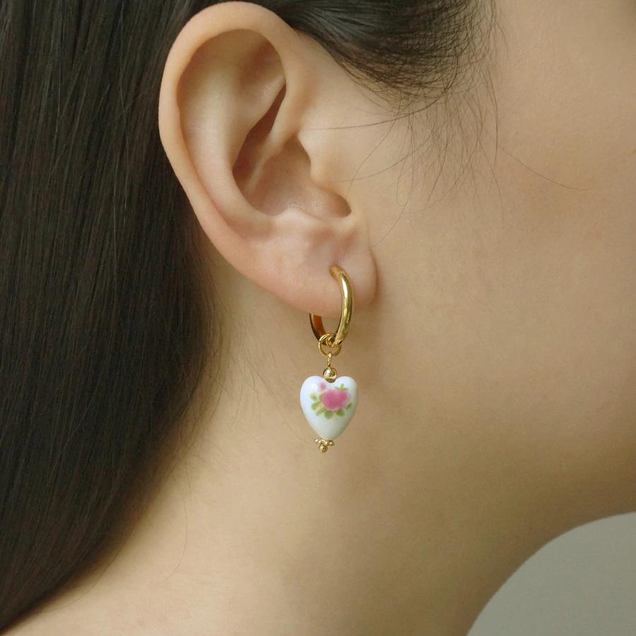 Modische asymmetrische Hängeohrringe aus blau-weißem Porzellan, Vintage Keramik, runde Edelstahl-Creolen, exquisiter Schmuck