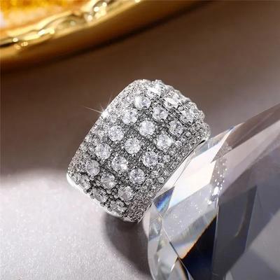 Anello di Lusso con Cristalli di Zirconia Cubica per Donna Accessorio Trendy da Festa Anello da Dito Versatile Regalo a Sorpresa Gioielli da Donna