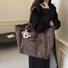 Large Capacity Leopard Print Fashion Shoulder Bag Women's New Simple Personalized Tote Bag Large Shopping Bag Leisure Travel Bag