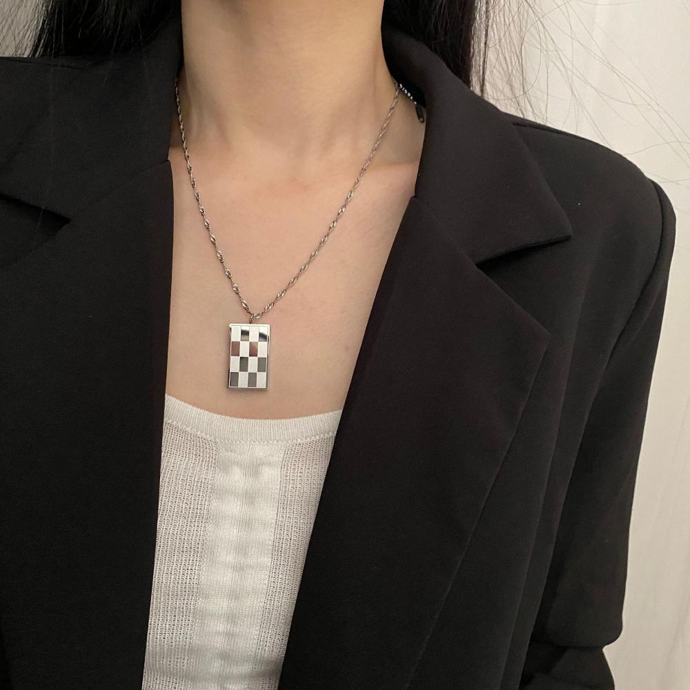 

Ожерелье в клетку из шахматной карты из нержавеющей стали, женское модное трендовое маленькое популярное дизайнерское ожерелье с подвеской в ​​виде замка