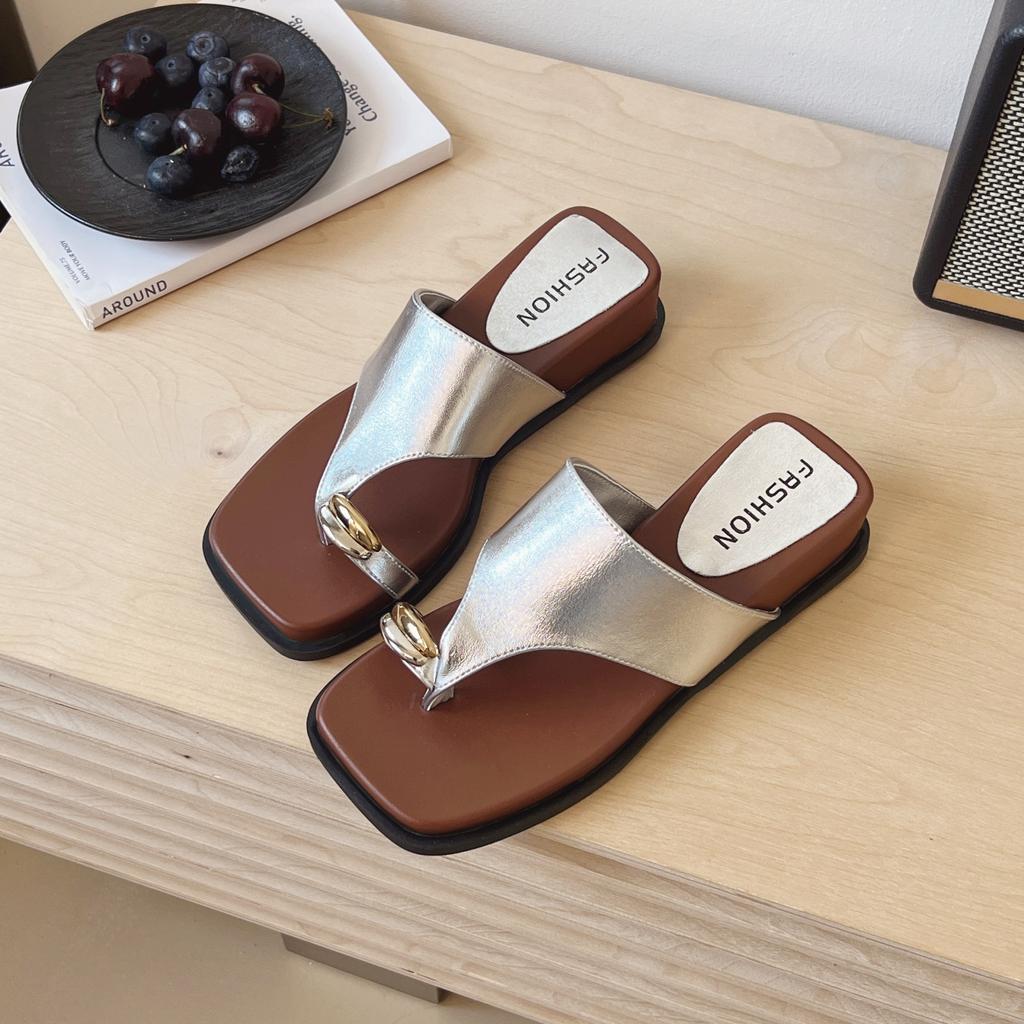 Casual cover toe flat slippers women's summer wear 2025 new seaside vacation beach shoes cool slippers