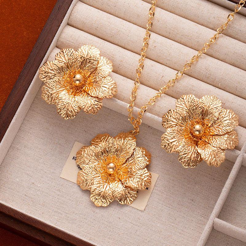 Wind Fashion Flower Earrings Necklace Set Women'S Light Luxury Personality Exaggerated Sun Flower Stud Earrings Collarbone Chain