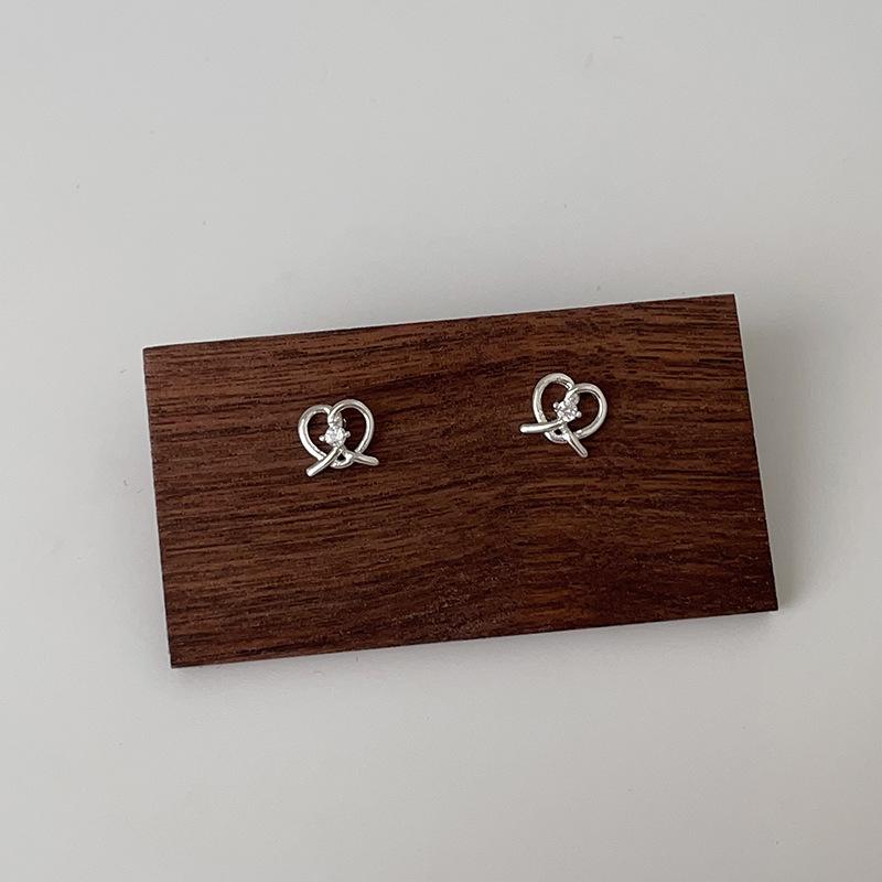Mini Salty Croissant Earrings: Sweet, Cute, and Versatile Minimalist Design for Women