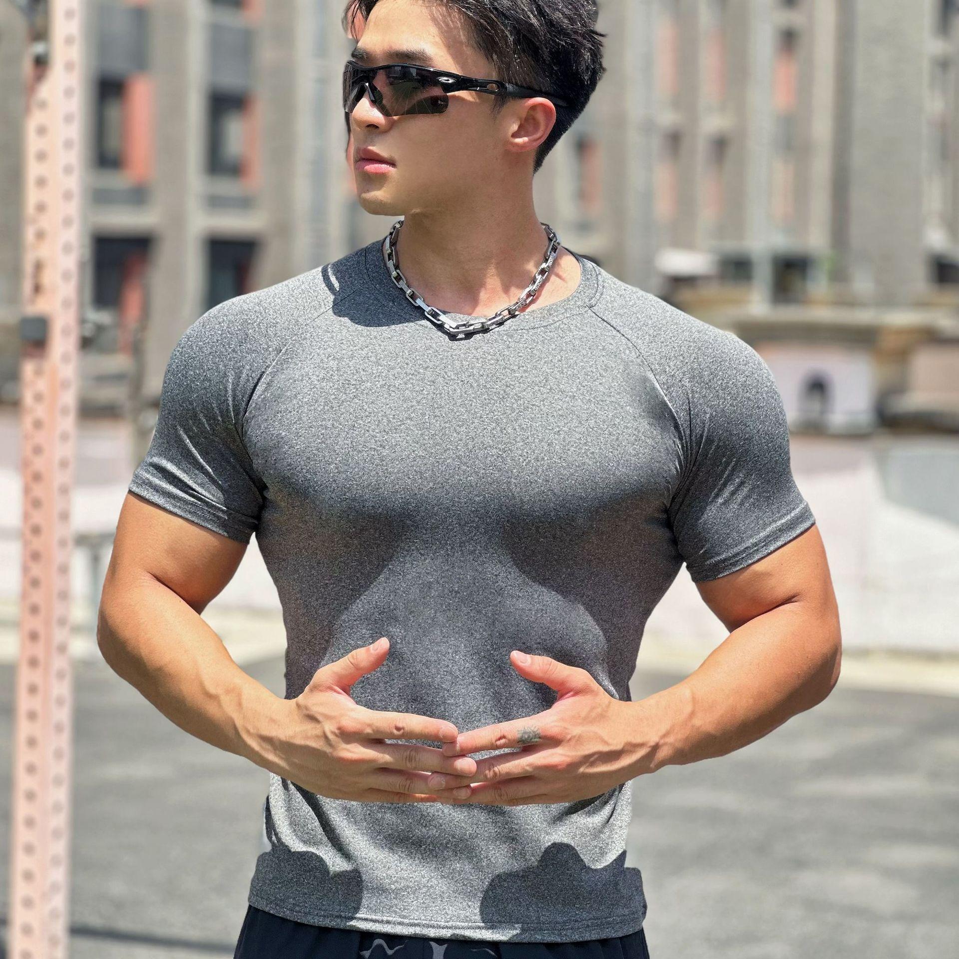 

Мужская летняя облегающая футболка из молочного шелка для спорта и фитнеса, однотонная, с коротким рукавом, для баскетбола, бега, тренировок XXXL светло-серый