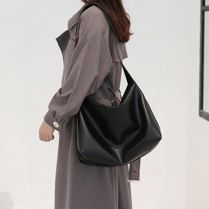 

Новая модная черная сумка для женщин на весну и лето, большая вместимость, сумка через плечо, мягкий и простой стиль, сумка-тоут на одно плечо