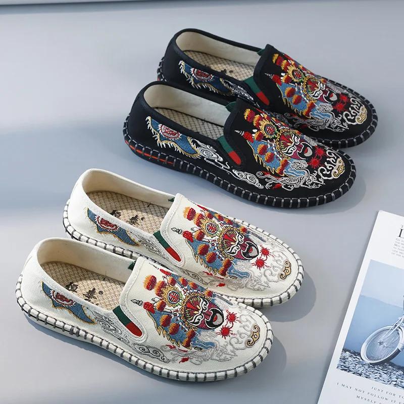 Classic Embroidered Casual Men's Flats Fashion Slip on Men Canvas Loafers Chinese Ethnic Couple Cloth Zapatillas De Deporte